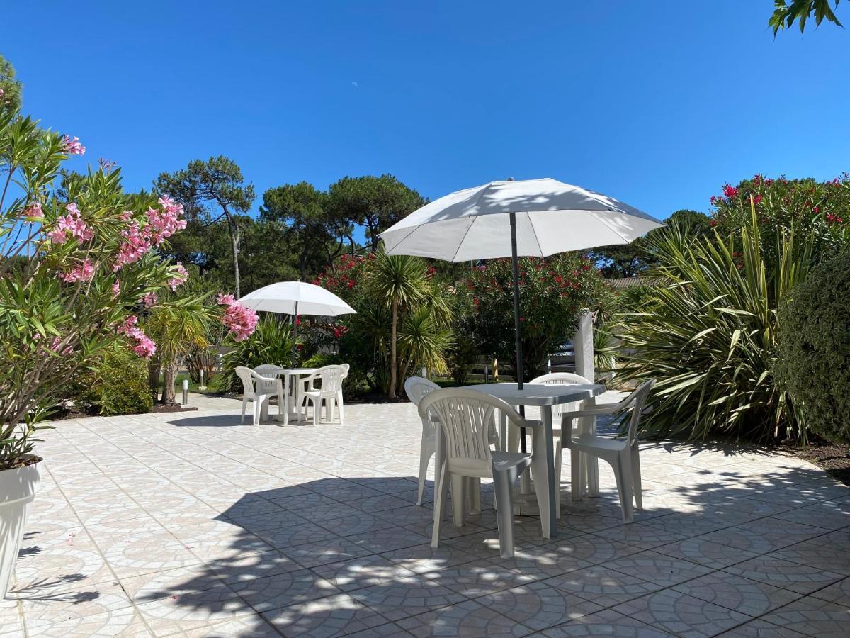 Les Vagues Hotel Restaurant Biscarrosse-Plage Exterior photo